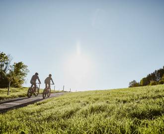 Paar beim E-Biken im Allgäu