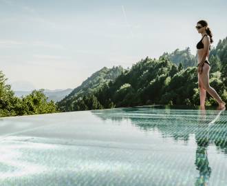 Frau beim Infinitypool