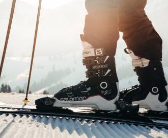 Skischuhe im Schnee