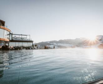 Außenansicht Infinity Pool des Wellnesshotel Bergkristall im Allgäu im Winter