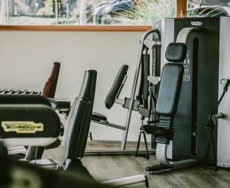 Fitnessraum mit Technogym-Geräten
