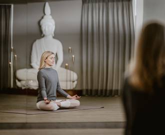Frau bei Yoga in Meditationshaltung