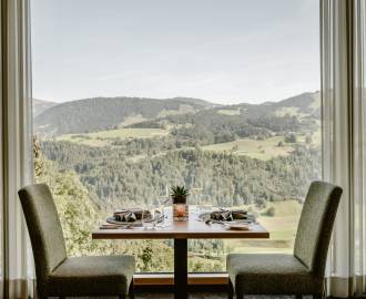 Gedeckter Tisch im Restaurant des Resort Bergkristall