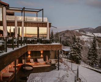 Außenansicht Resort Bergkristall im Winter