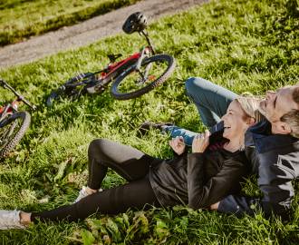 Paar beim E-Biken im Allgäu macht Pause