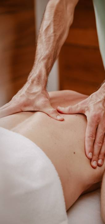 Mann bekommst Massage im Kristall SPA