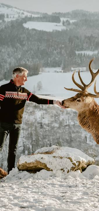 Gastgeber Hans-Jörg Lingg füttert Hirsch