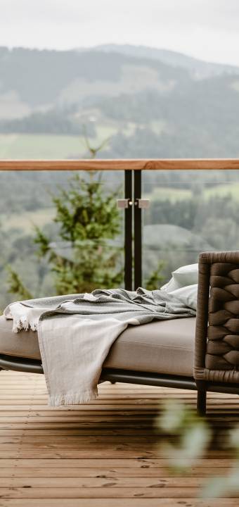Terrasse mit Loungemöbeln im Resort Bergkristall
