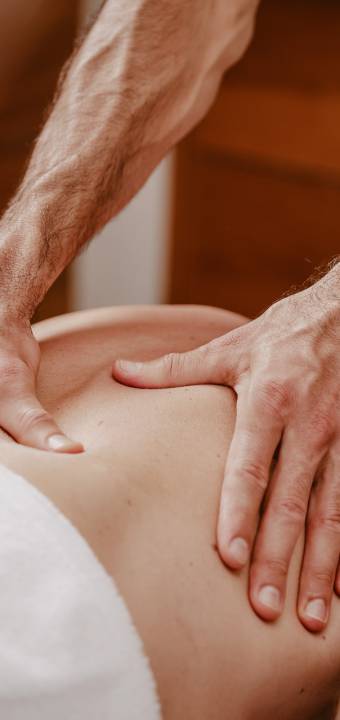 Mann bei Massage im Kristall SPA