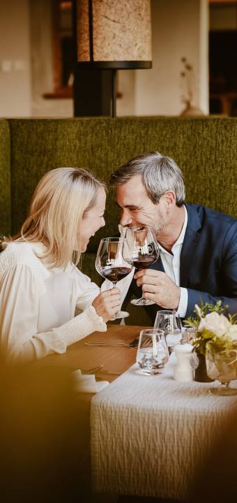 Paar stößt mit Rotwein an