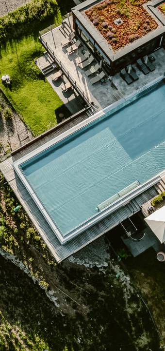 Vogelperspektive Infinitypool des Wellnesshotel Bergkristall
