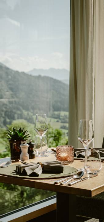 Gedeckter Tisch im Restaurant des Resort Bergkristall
