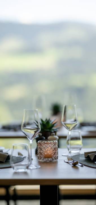 Tisch im Restaurant im Bergkristall mit Blick auf die Nagelfluhkette