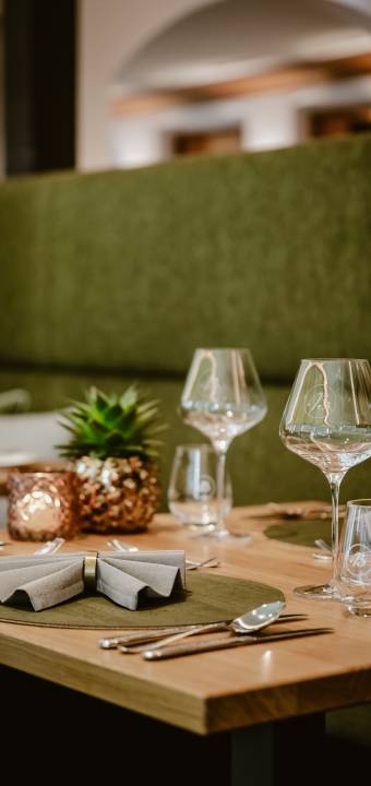 Tisch im Restaurant im Bergkristall mit Blick auf die Nagelfluhkette