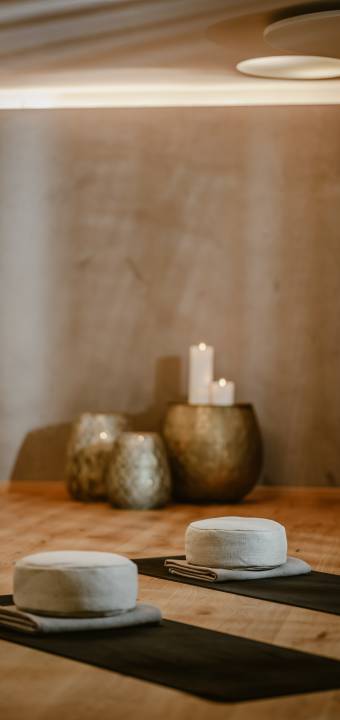 Yogamatte bei gemütlichem Kerzenschein