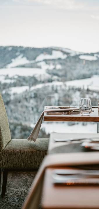 Tisch im Restaurant im Bergkristall im Winter