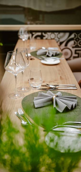 Gedeckter Tisch beim Chef's Table im Hotel Bergkristall