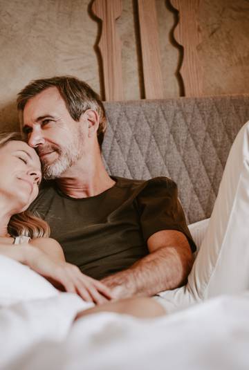 Paar in Bett auf Hotelzimmer