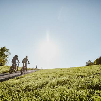 Paar beim E-Biken im Allgäu
