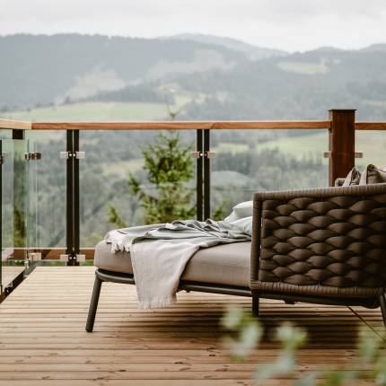 Terrasse mit Loungemöbeln im Resort Bergkristall