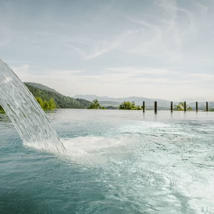 Außenansicht Infinity Pool des Wellnesshotel Bergkristall im Allgäu