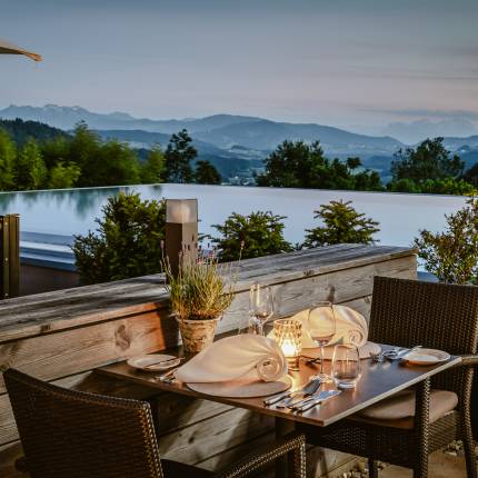 gedeckter Tisch auf Terrasse