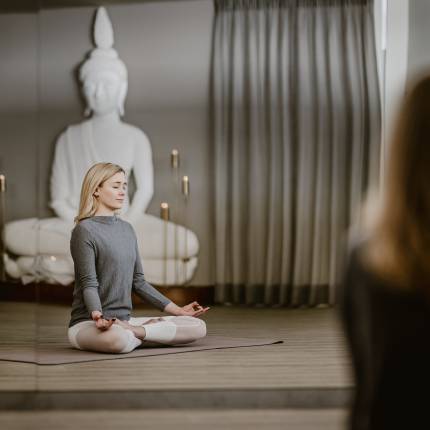 Frau bei Yoga in Meditationshaltung