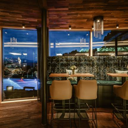Hotelbar des Hotels Bergkristall mit Blick auf Pool