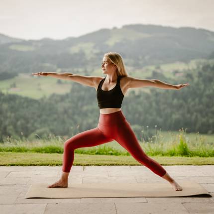 Frau bei Yoga auf dem Outdoor-Yoga-Plateau