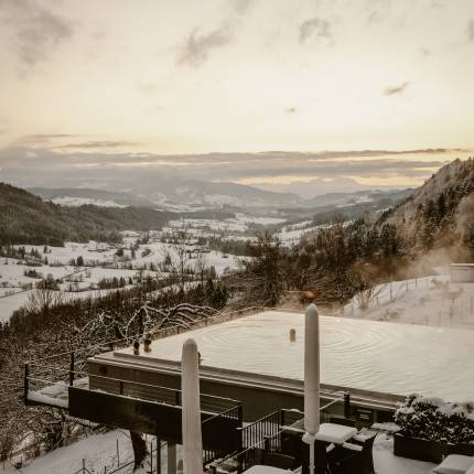 Infinitypool im Winter des Wellnesshotels Bergkristall mit Blick in die Schweiz