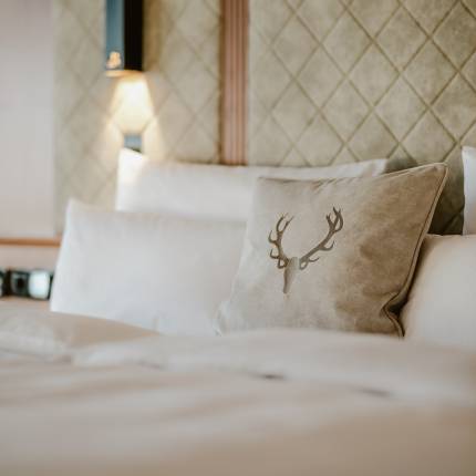 Detailaufnahme Doppelbett im Wellnessresort Bergkristall in Bayern
