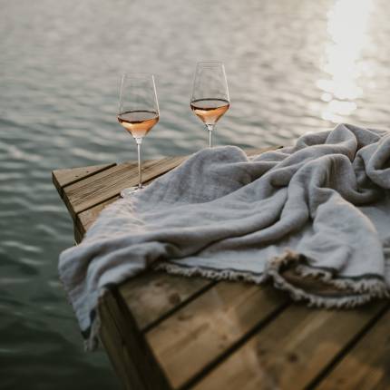 Bergsee mit Wein und Wolldecke im Sommer