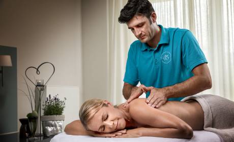 Frau erhält Massage