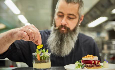 Chefkoch richtet Gerichte an