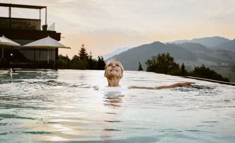 Frau in Infinitypool des Wellnesshotels Bergkristall in Oberstaufen