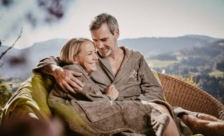 Paar kuschelnd im Bademantel im Wellnesshotel Bergkristall