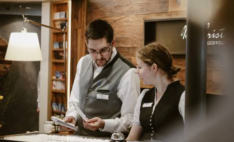 Mitarbeiter des Hotels Bergkristall an Rezeption