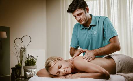 Frau erhält Massage