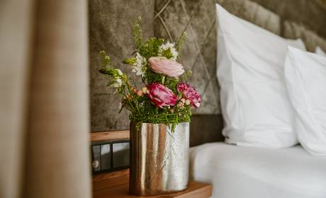 Blumen auf Nachtkästchen in Suite Hochgrat Premium