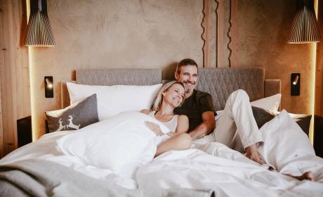 Paar in Bett auf Hotelzimmer