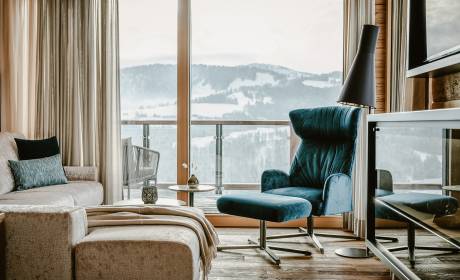 Detailaufnahme Innenansicht Panoramasuite mit Couch und einem Balkon