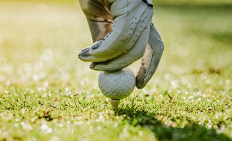 Hand mit Golfball