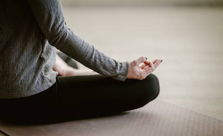 Frau praktiziert Yoga