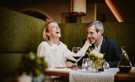 Frau mit Mann lachend in Restaurant des Hotels Bergkristall