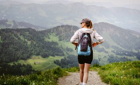 Frau beim Wandern im Nagelfuhgebirge