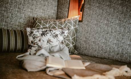 Gemütliche Kuschelnische mit Kissen und Buch
