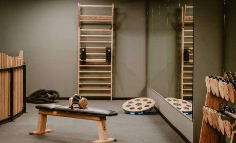 Kraftbereich im zweistöckigen Fitnessstudio des Aktivhotels Bergkristall