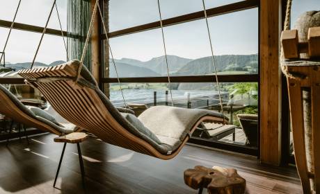 Schwebeliege im Wellnesshotel Bergkristall mit Blick auf die Alpen