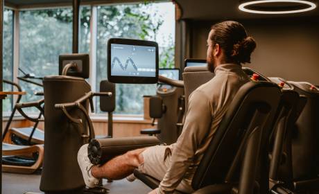 Mann trainiert auf E-Gym Trainingsgerät