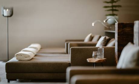 Großzügiger Ruheraum in der Saunalandschaft Nagelfluh